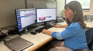 South Shore Health Colleague answers call in Call Center